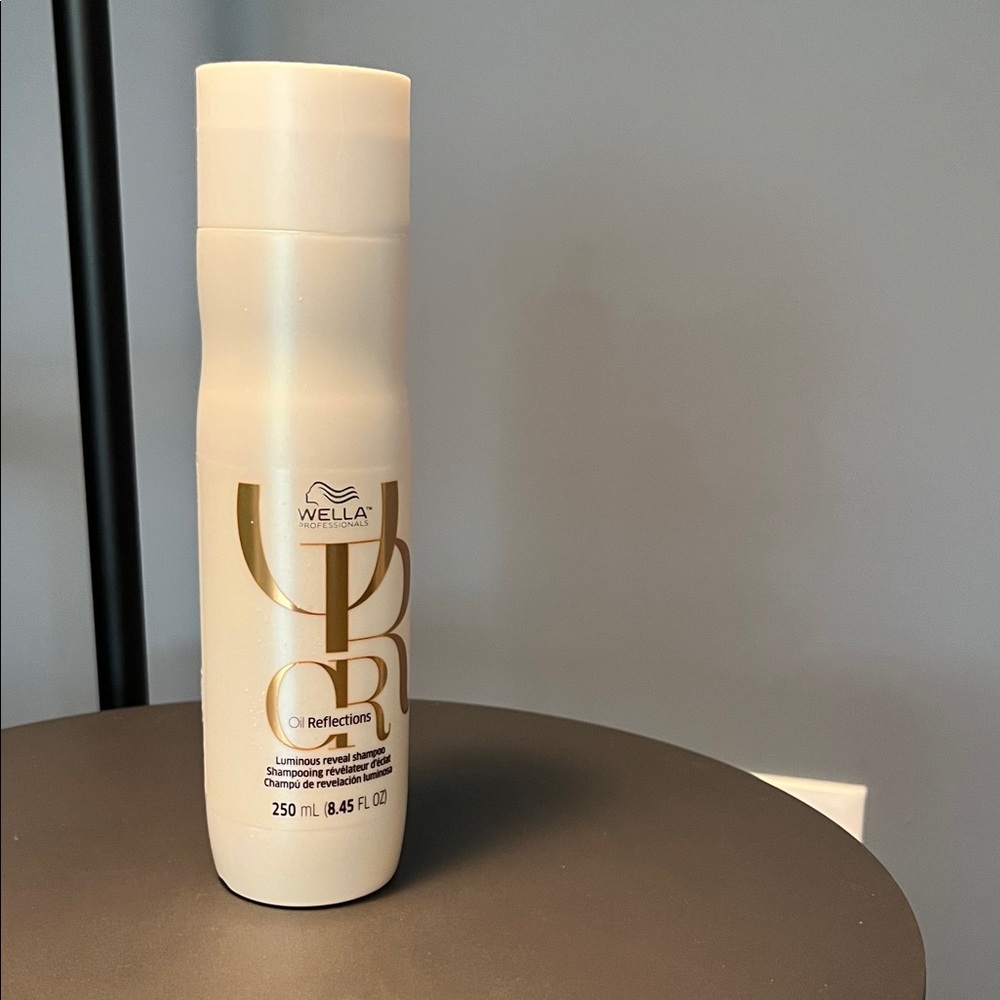 NEW Wella Oil Reflections Shampoo